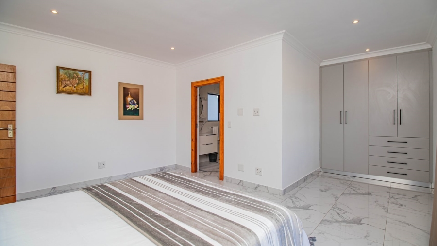 5 Bedroom Property for Sale in The Hill Western Cape